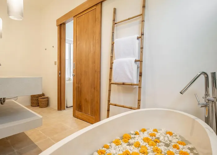 Tropical 2br At Berawa I Pool I Enclosed Living 别墅