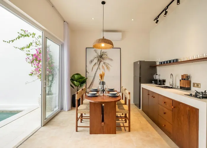 Tropical 2br At Berawa I Pool I Enclosed Living 别墅 坎古