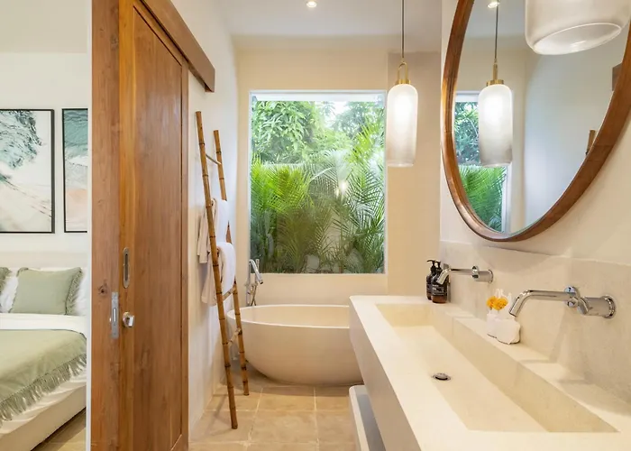 Tropical 2br At Berawa I Pool I Enclosed Living 别墅 坎古