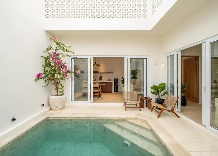 Tropical 2br At Berawa I Pool I Enclosed Living 别墅
